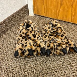 Leopard Print Fuzzy Claw Slippers - Faux Fur women/men